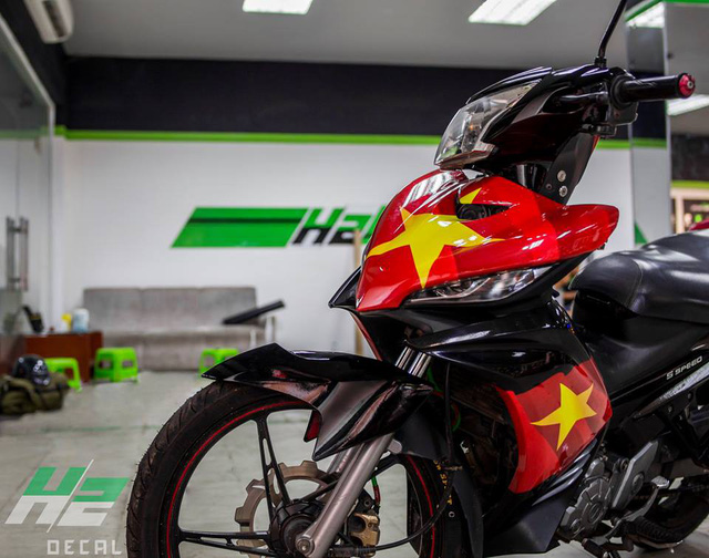 BMW S1000RR lên tem cờ đỏ sao vàng cổ vũ U23 Việt Nam đá bán kết BMW S1000RR lên tem cờ đỏ sao vàng cổ vũ U23 Việt Nam đá bán kết